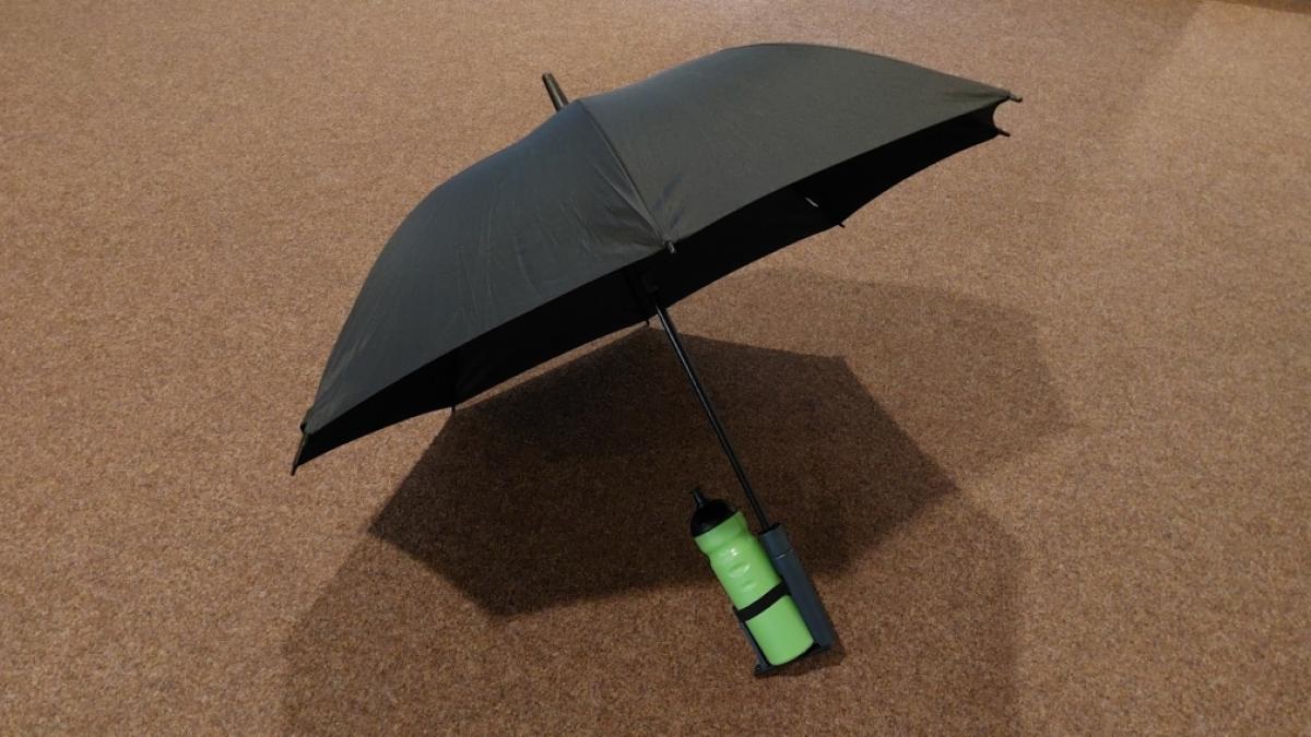 Die Flasche sitzt im Getr&auml;nkehalter des "Cupbrella" ausreichend fest. (Foto)