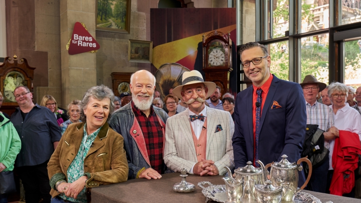 Schauspieler- und Comedian-Ehepaar Margie Kinsky und Bill Mockridge statten Moderator Horst Lichter und Experte Detlev K&uuml;mmel bei "Bares f&uuml;r Rares" einen Besuch ab. (Foto)