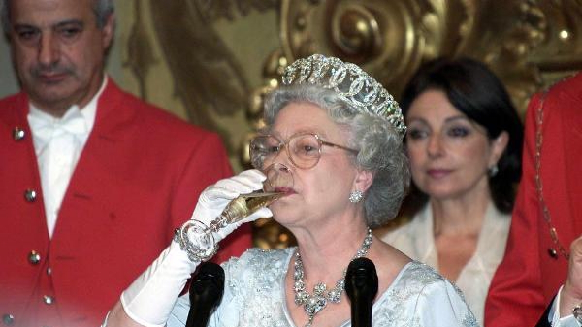 Hoch die Tassen! Queen Elizabeth II. zwitschert gern mal einen. (Foto)