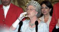 Hoch die Tassen! Queen Elizabeth II. zwitschert gern mal einen.
