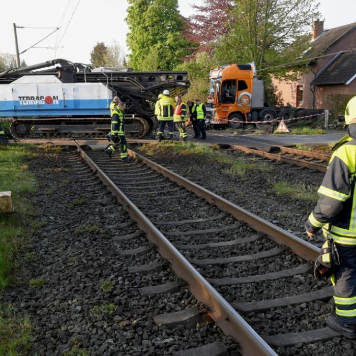 Zug knallt auf Bahnübergang mit Lkw zusammen - 2 Schwerverletzte!