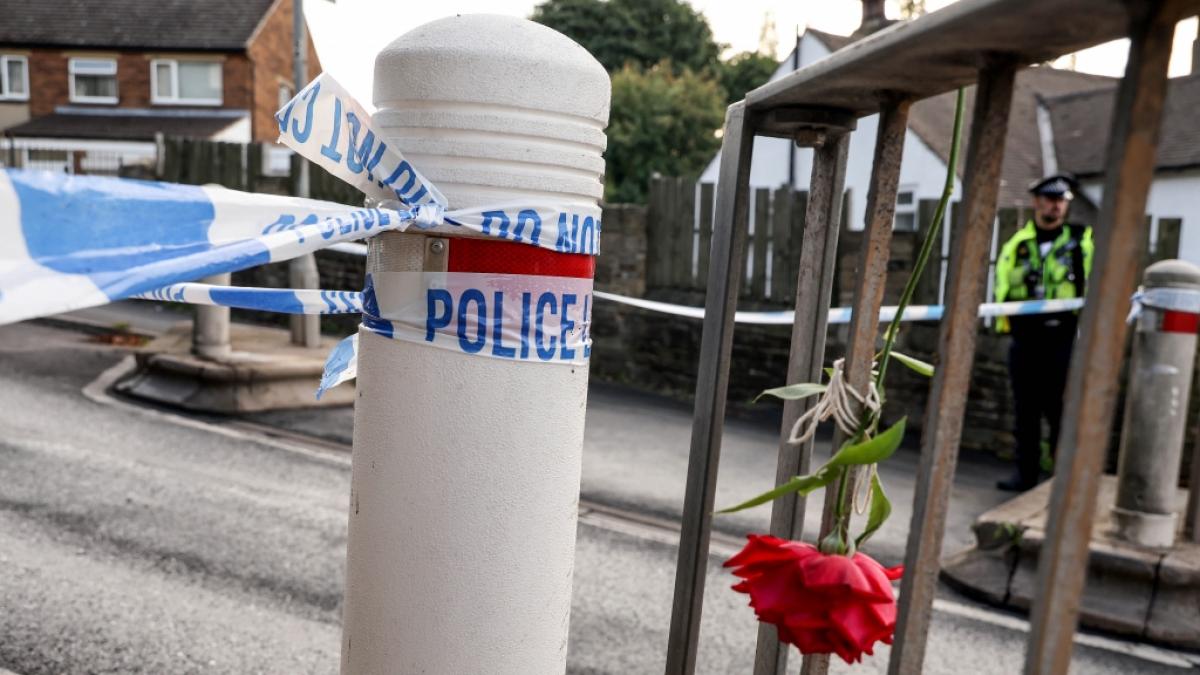 Die Polizei hat den Tatort in Huddersfield, an dem ein Junge (15) vor einer Schule erstochen wurde, abgesperrt. (Foto)