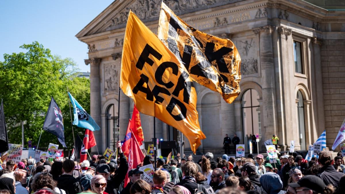 Gegen die menschen- und demokratieverachtende Politik der AfD gehen auch im September 2025 wieder bundesweit Menschen bei Demonstrationen auf die Stra&szlig;e. (Foto)