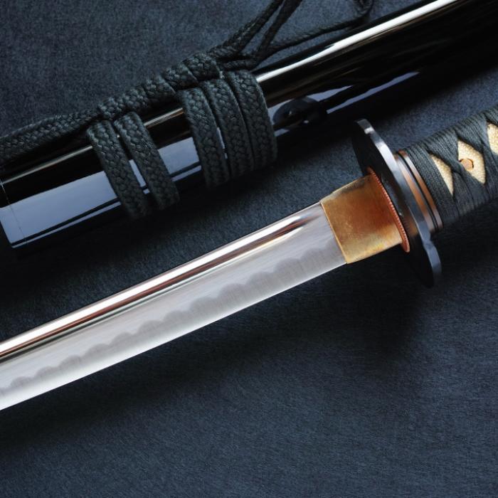Mann geht mit Samurai-Schwert auf Nachbarn los