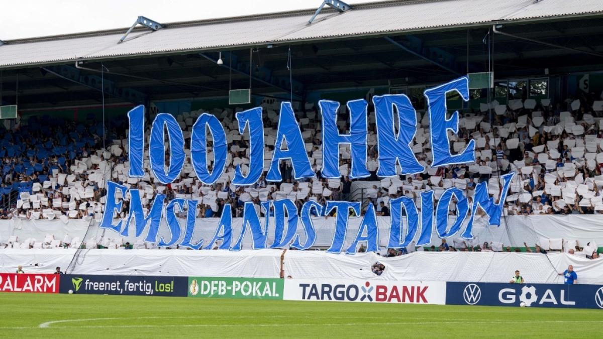 Die Meppener Fans zeigen vor dem Spiel eine Choreografie mit der Aufschrift "100 Jahre Emslandstadion" (Archivbild aus 2024). (Foto)
