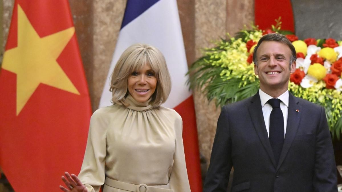 Frankreichs Pr&auml;sident Emmanuel Macron und seine Frau Brigitte Macron posieren f&uuml;r Bilder im Pr&auml;sidentenpalast in Hanoi, Vietnam. (Foto)
