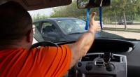 Wer es nicht schafft, im Straßenverkehr einen kühlen Kopf zu behalten, der kann mit Strafen von bis zu 4.000 Euro rechnen.