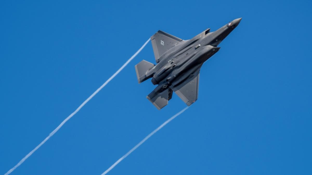 Ein US-Kampfflugzeug vom Typ F-35 fliegt &uuml;ber der Eifel bei Spangdahlem. (Foto)