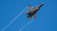 Ein US-Kampfflugzeug vom Typ F-35 fliegt über der Eifel bei Spangdahlem.