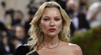 Kate Moss heizte in Paris jetzt in einem transparenten Strickkleid ein.
