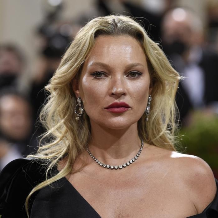 Im Transparent-Fummel durch Paris! Dieses Kleid verdeckt nichts