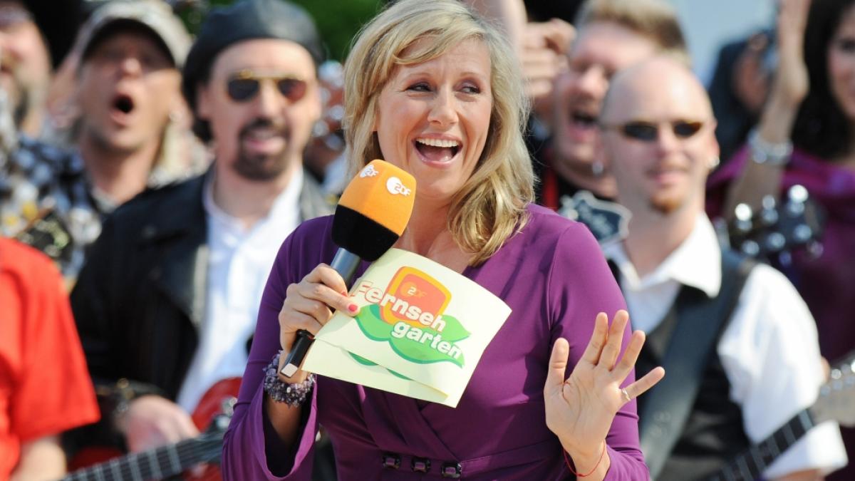 Andrea Kiewel feiert am 4. Mai 2025 den Auftakt zu 40 Jahren "ZDF Fernsehgarten" - sie selbst moderiert die Unterhaltungsshow bereits im 25. Jahr. (Foto)