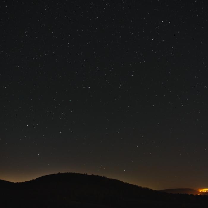 Milchmond und Sternschnuppen erhellen den Nachthimmel