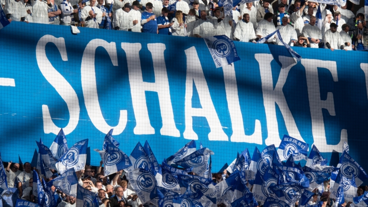 Mit wehenden Fahnen feuern die Fans von Schalke 04 ihre Mannschaft an. (Symbolbild) (Foto)