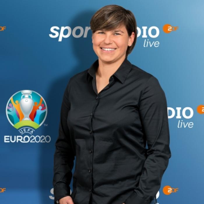 Was die ZDF-Fußball-Expertin lieber für sich behält