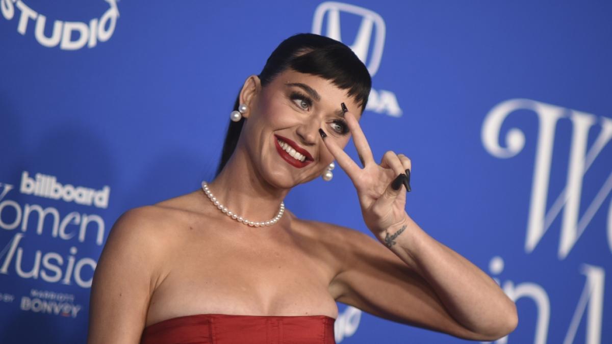 Katy Perry l&auml;sst im roten Schn&uuml;r-Outfit ganz sch&ouml;n tief blicken. (Foto)