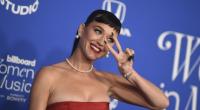 Katy Perry lässt im roten Schnür-Outfit ganz schön tief blicken.