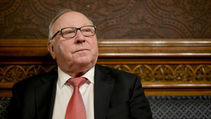 Fußball-Legende Uwe Seeler muss nach einem Sturz operiert werden.
