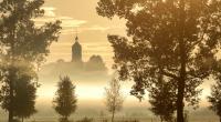 Zum Start in den Monat Oktober sorgt ein Hoch für ruhiges Herbstwetter mit Sonnenstrahlen - Nebelschwaden und nächtlicher Frost in Bodennähe sind jedoch nicht ausgeschlossen.