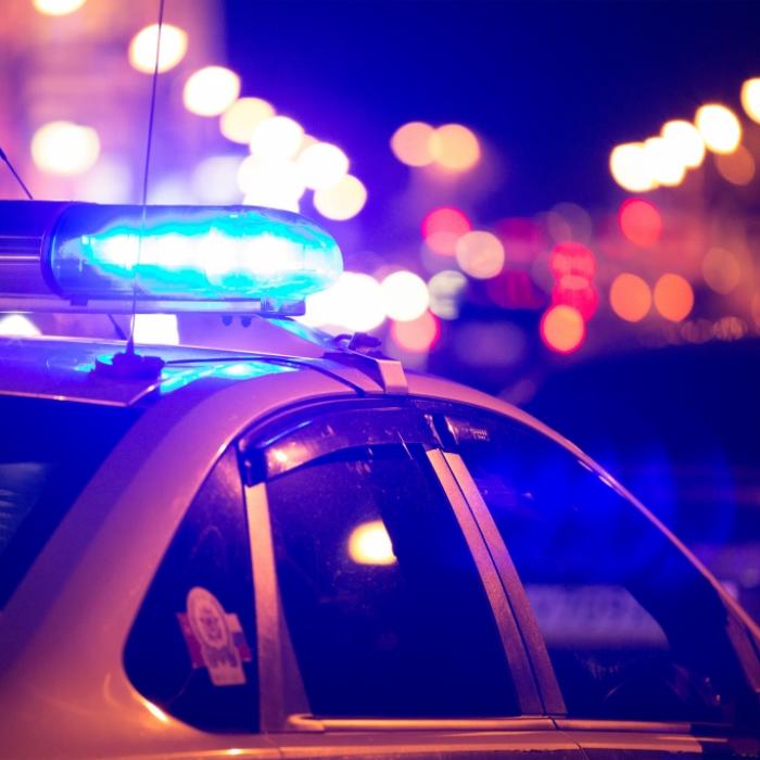 Menschen schwer verletzt! Mann fährt in Hauswand