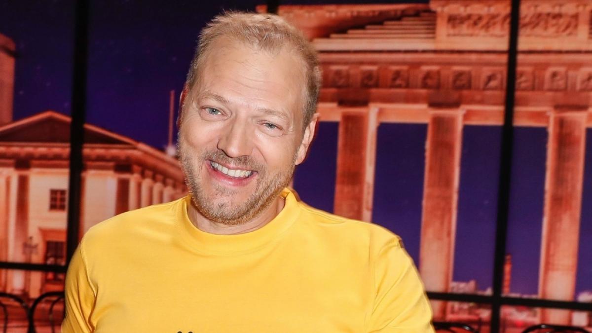 Der Komiker Mario Barth steht in der Kulisse der RBB-Sendung "Riverboat" im RBB-Studio. (Foto)