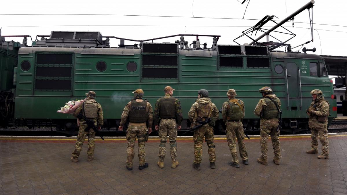 Ukrainische Soldaten warten am Bahnhof in Charkiw auf ihre Frauen. Zu den Streitkr&auml;ften, die im Krieg gegen Russland k&auml;mpfen, z&auml;hlen auch LGBTQ+-Paare. (Foto)