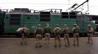 Ukrainische Soldaten warten am Bahnhof in Charkiw auf ihre Frauen. Zu den Streitkräften, die im Krieg gegen Russland kämpfen, zählen auch LGBTQ+-Paare.