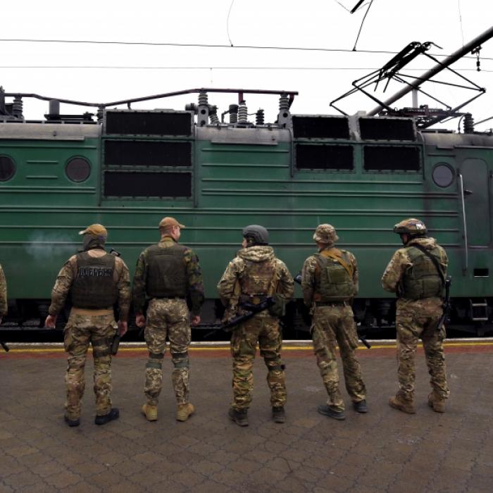 Queeres Paar zieht in den Ukraine-Krieg! Soldaten tragen Einhorn-Abzeichen