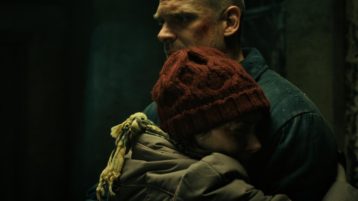 David Harbour (spielt Jim Hopper) und Winona Ryder (spielt Joyce Byers) kommen sich in Staffel 4 ungew&ouml;hnlich nah. (Foto)