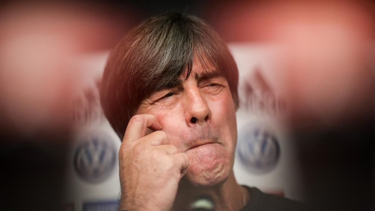 Die Briten-Presse spottet nach dem EM-Aus &uuml;ber Jogi L&ouml;w. (Foto)
