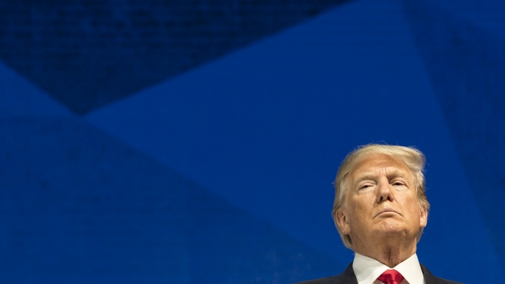 Donald Trump twittert im Bett.