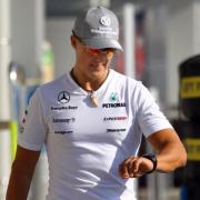 Der Blick aufs Handgelenk: Ohne Uhr geht bei Schumi nichts.