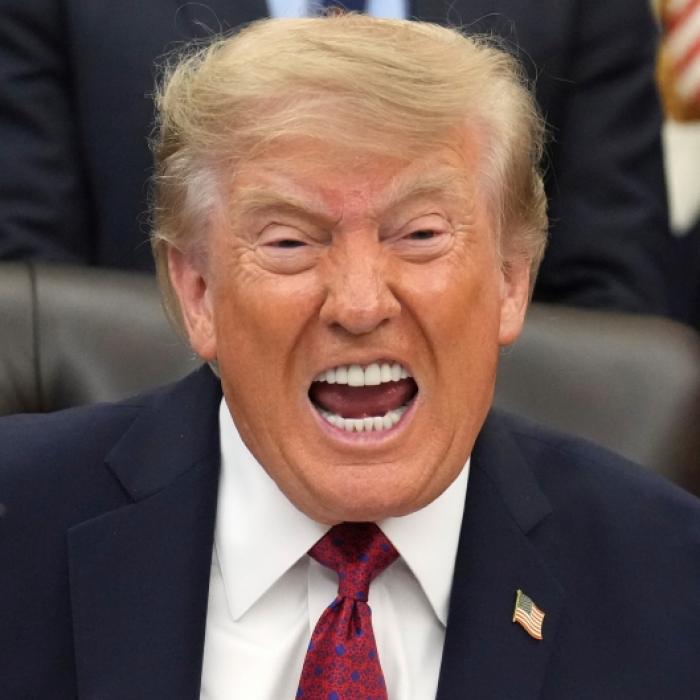 Irres Video aus dem Weißen Haus - Trump entsetzt als Superheld