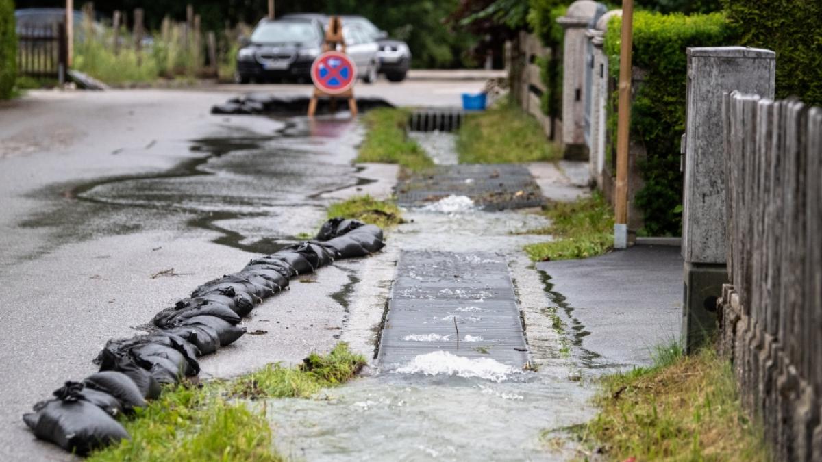 Bayern, Grainau: Wasser quillt &uuml;ber die R&auml;nder eines kleinen Grabens an einer Stra&szlig;e im Ortsteil Hammersbach. (Foto)