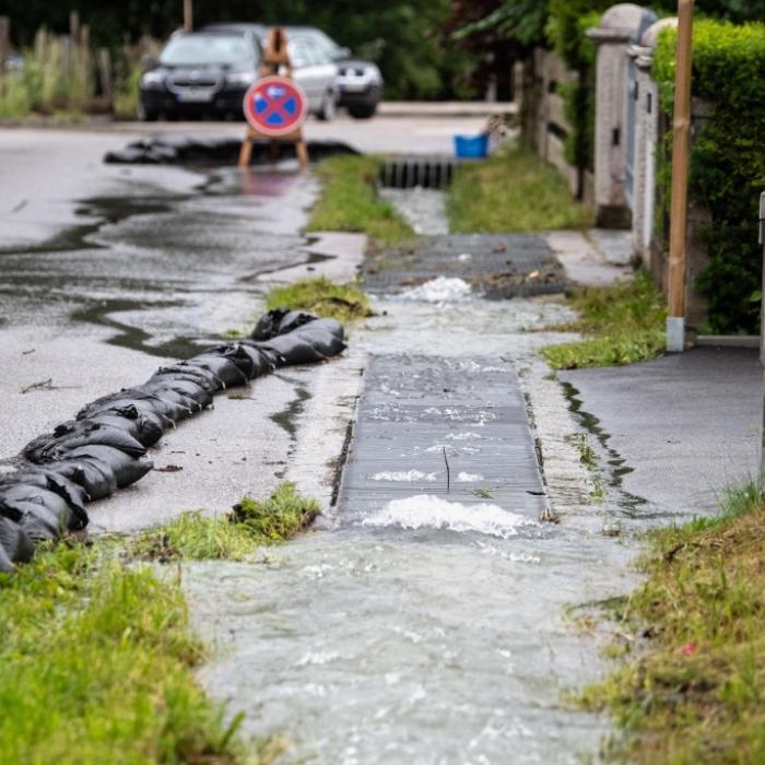 Land unter nach Starkregen! HIER herrschen Verkehrschaos und Überschwemmungen