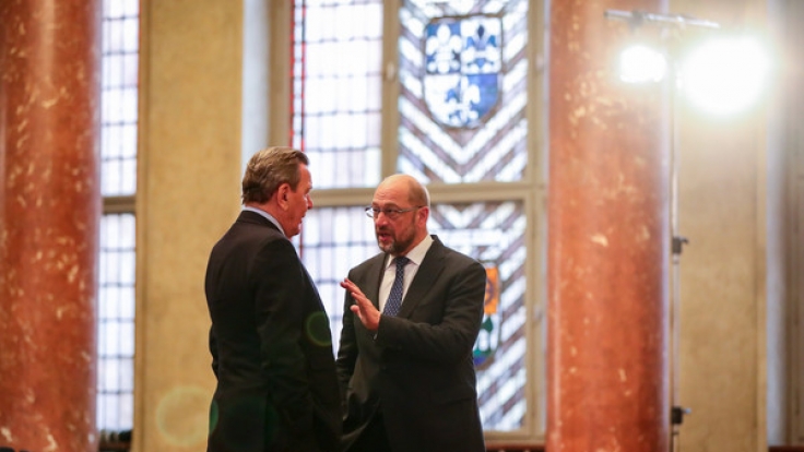 Der frühere Bundeskanzler Gerhard Schröder (links) und Martin Schulz, damals noch Präsident des Europäischen Parlamentes, am 14. Oktober 2016 im Roten Rathaus in Berlin.