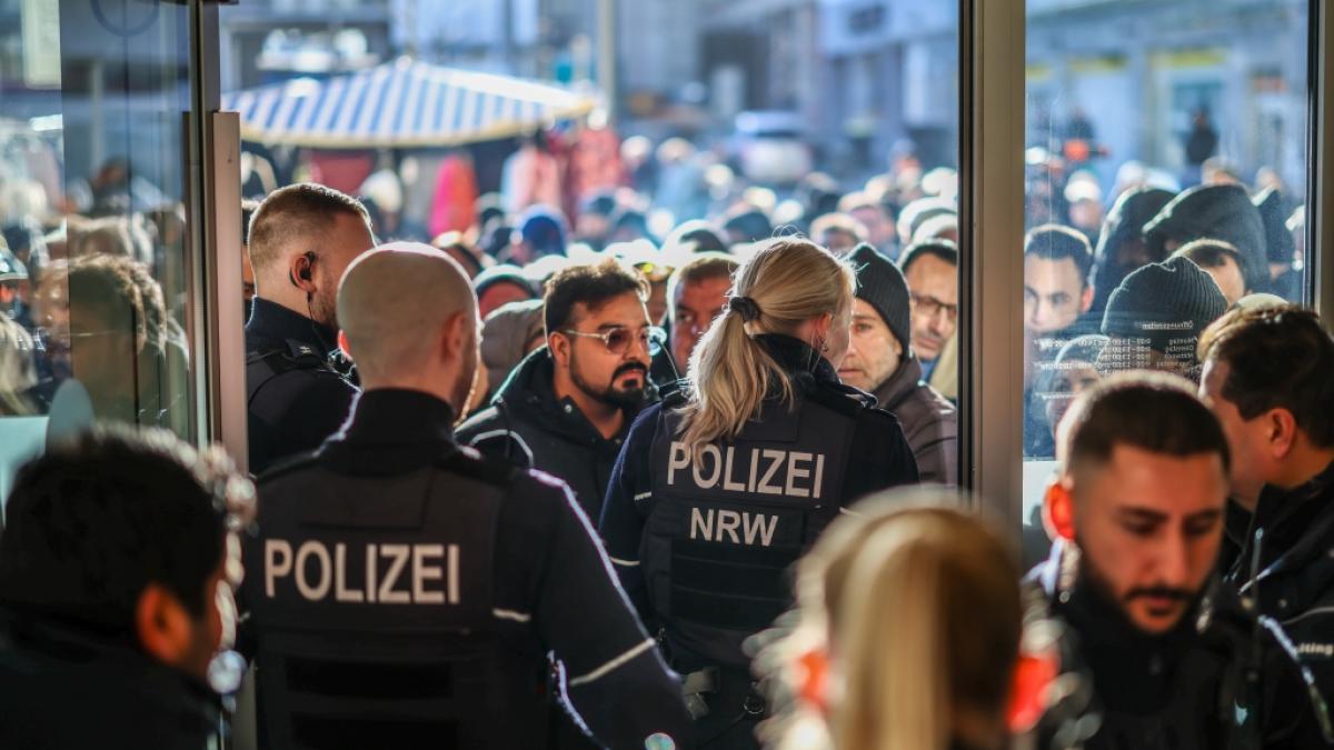 Polizeieinsatz an der Sparkassenfiliale in Gelsenkirchen-Buer nach dem spektakul&auml;ren Einbruch in den Tresorraum (Foto)