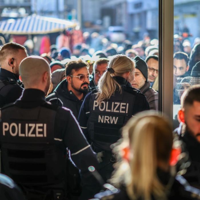 Bis zu 30 Millionen Euro erbeutet! Menschen warten wütend vor der Bankfiliale