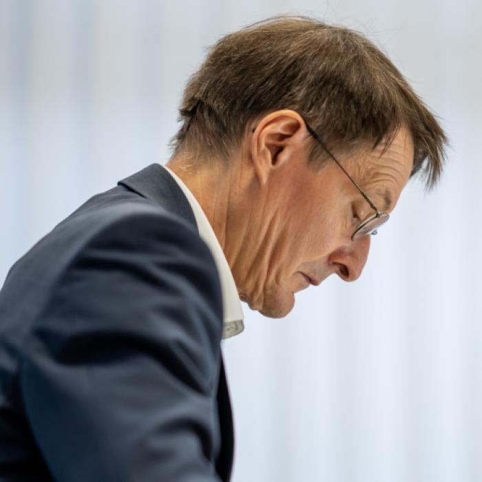 Keiner ist beliebter! König Karl sticht Chef Scholz aus