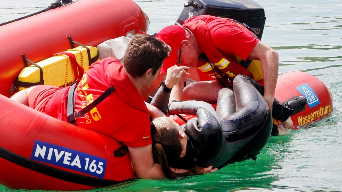 Die DLRG meldet einen Notfall mit einer Person im Wasser (Symbolbild). (Foto)