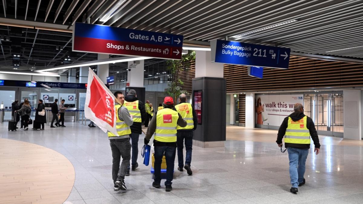 An den beiden gr&ouml;&szlig;ten Flugh&auml;fen in Nordrhein-Westfalen, D&uuml;sseldorf und K&ouml;ln/Bonn, haben ganzt&auml;gige Warnstreiks begonnen. (Foto)
