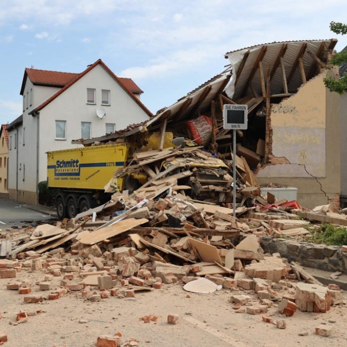 Horror-Crash! LKW fährt in Haus - Fahrer tot