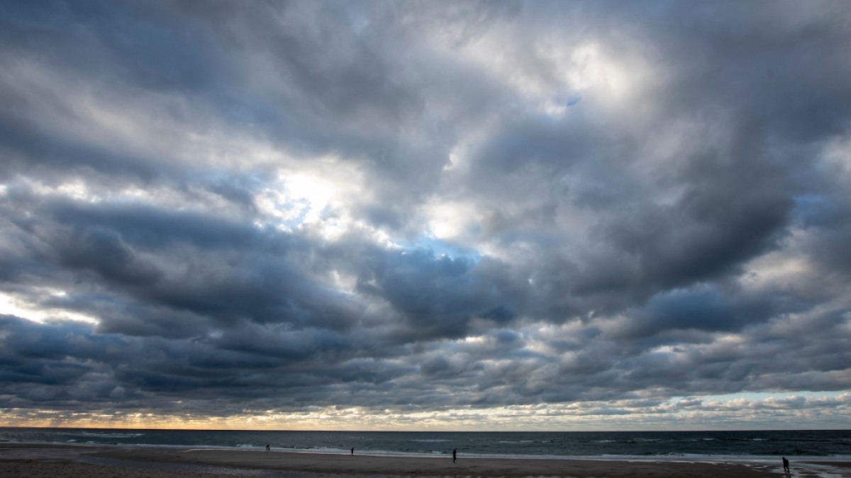 Auch ein bedeckter Himmel kann am Meer seinen Reiz haben. (Foto)