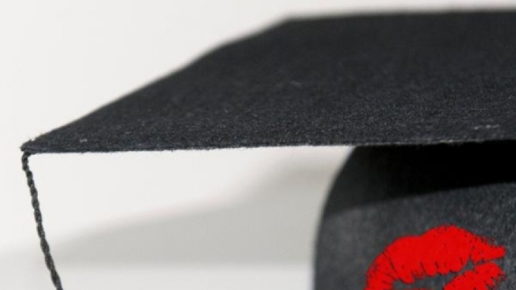 Keine einfache Beziehung steht einem Professor bevor, der sich in seine Studentin verliebt.