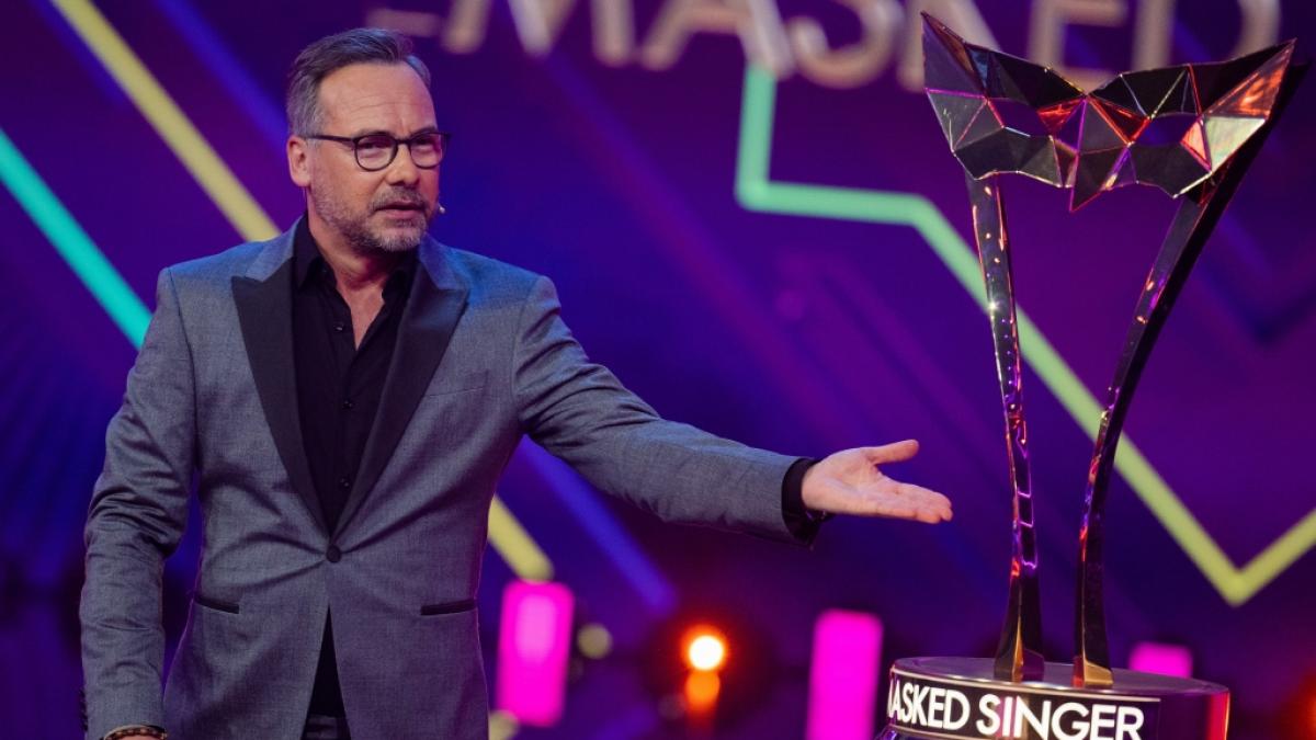 Matthias Opdenh&ouml;vel moderiert die beliebte ProSieben-Show "The Masked Singer". Die geplante Live-Tour wurde nun abgesagt. (Foto)