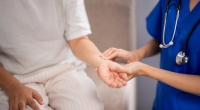 Atemnot und Brustenge können bei Herzpatienten auf einen erhöhten Ruhepuls hinweisen.