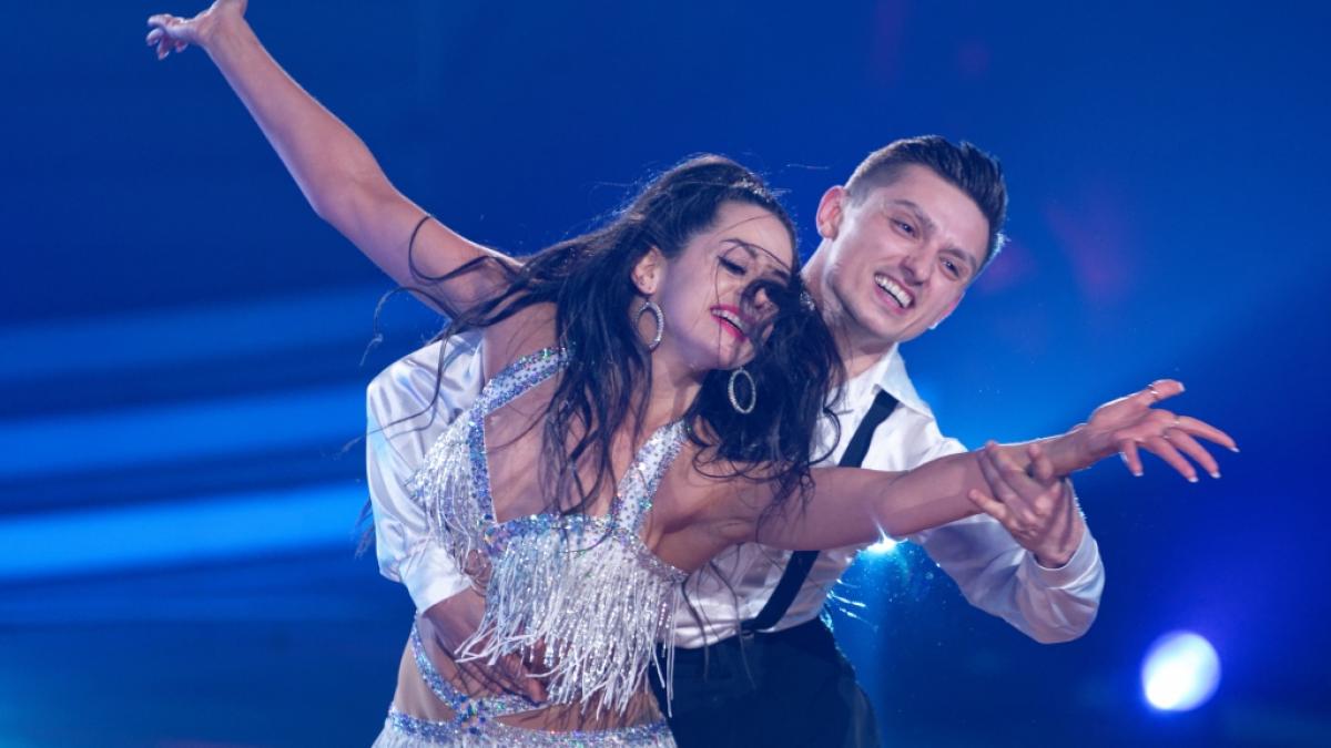 Nach neun Jahren Beziehung haben die "Let's Dance"-Profis Malika Dzumaev und Zsolt Sandor Cseke ihre Trennung bekanntgegeben. (Foto)