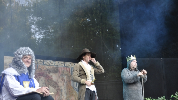 D'Artagnan (Olaf Schubert) hält um die Hand von Artus' Tochter Jacqueline an