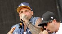 Der Sänger der US-Band Crazy Town, Shifty Shellshock (links im Bild), ist im Alter von nur 49 Jahren verstorben.