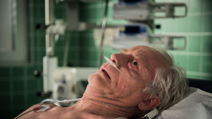 Drama um Hans (Joachim H. Luger): Er ist bewegungsunfähig.
